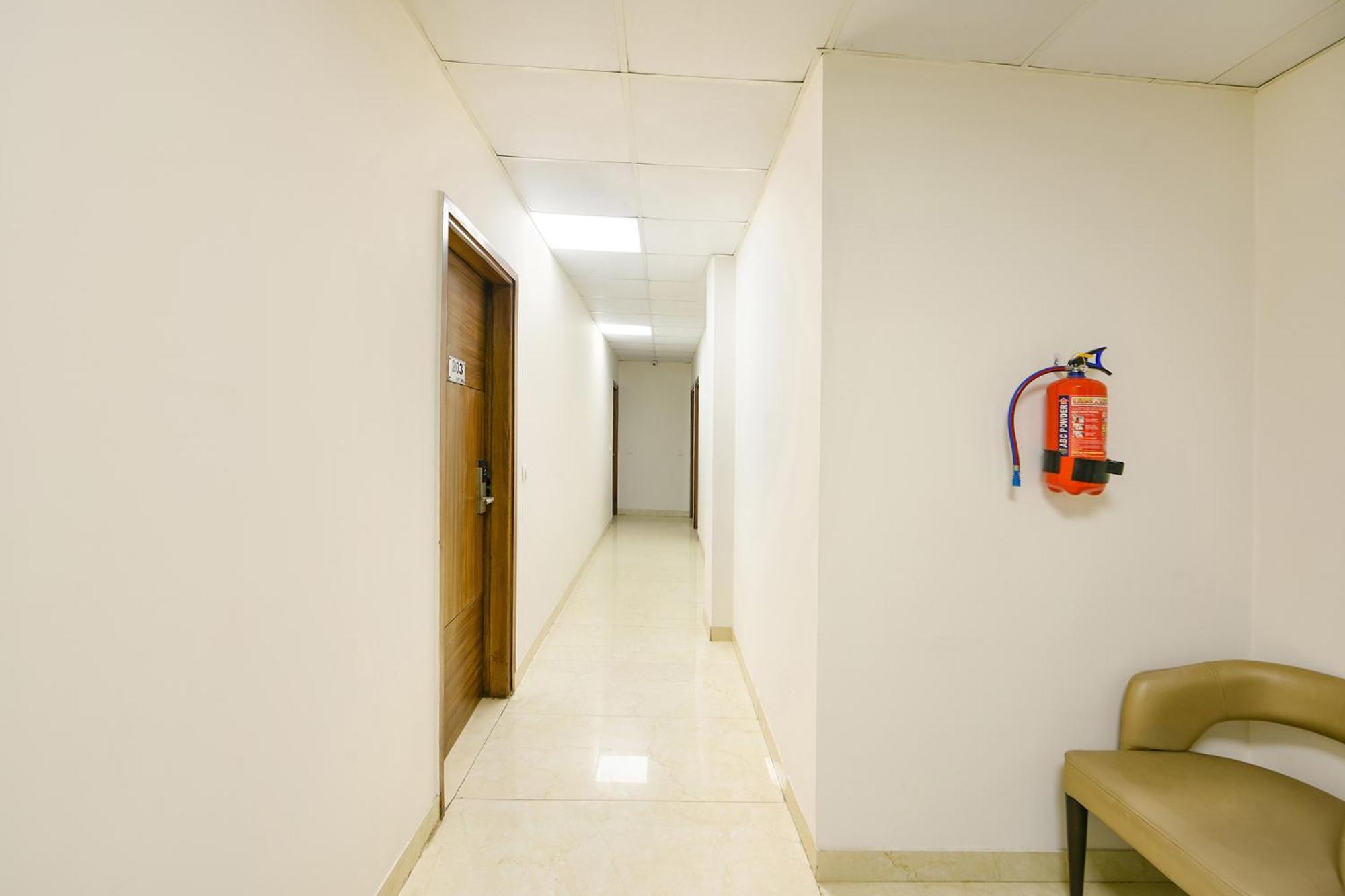 Fabhotel Just - Nr Lajpat Nagar Market Hotel *